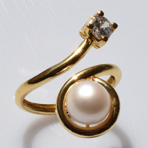 Χειροποίητο ασημένιο δαχτυλίδι 925ο σε χρυσή επιμετάλλωση με λευκά μαργαριτάρια και λευκά ζιργκόν IJ-010208B Εικόνα 3