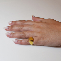 Χειροποίητο ασημένιο δαχτυλίδι 925ο σεβαλιέ chevalier σφυρήλατο σε χρυσή επιμετάλλωση IJ-010210B Εικόνα 5 στο χέρι
