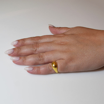 Χειροποίητο ασημένιο δαχτυλίδι 925ο σεβαλιέ chevalier σφυρήλατο σε χρυσή επιμετάλλωση IJ-010212B Εικόνα 5 στο χέρι