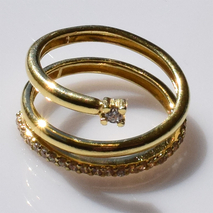 Χειροποίητο ασημένιο δαχτυλίδι 925ο σπιράλ σε χρυσή επιμετάλλωση με λευκά ζιργκόν IJ-010224B Εικόνα 4