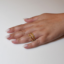 Χειροποίητο ασημένιο δαχτυλίδι 925ο σπιράλ σε χρυσή επιμετάλλωση με λευκά ζιργκόν IJ-010224B Εικόνα 5 στο χέρι