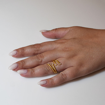 Χειροποίητο ασημένιο δαχτυλίδι 925ο σε ματ χρυσή επιμετάλλωση με λευκά ζιργκόν IJ-010237B Εικόνα 5 στο χέρι