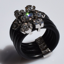 Χειροποίητο ασημένιο δαχτυλίδι 925ο καρδιά λουλούδια σε ασημί επιμετάλλωση με λευκά ζιργκόν και μαύρη σιλικόνη IJ-010256A Εικόνα 2