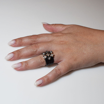 Χειροποίητο ασημένιο δαχτυλίδι 925ο καρδιά λουλούδια σε ασημί επιμετάλλωση με λευκά ζιργκόν και μαύρη σιλικόνη IJ-010256A Εικόνα 5 στο χέρι