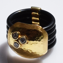 Χειροποίητο ασημένιο δαχτυλίδι 925ο σφυρήλατο σε χρυσή επιμετάλλωση με λευκά ζιργκόν και μαύρη σιλικόνη IJ-010257B Εικόνα 4