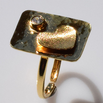 Χειροποίητο ασημένιο δαχτυλίδι 925ο καρδιά ορθογώνιο σφυρήλατο σε χρυσή επιμετάλλωση με λευκά ζιργκόν IJ-010329B Εικόνα 3