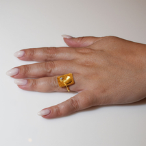 Χειροποίητο ασημένιο δαχτυλίδι 925ο καρδιά ορθογώνιο σφυρήλατο σε χρυσή επιμετάλλωση με λευκά ζιργκόν IJ-010329B Εικόνα 5 στο χέρι