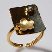 Χειροποίητο ασημένιο δαχτυλίδι 925ο λουλούδι ορθογώνιο σφυρήλατο σε χρυσή επιμετάλλωση με λευκά ζιργκόν IJ-010330B Εικόνα 3