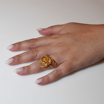 Χειροποίητο ασημένιο δαχτυλίδι 925ο τρείς κύκλοι σφυρήλατο σε χρυσή επιμετάλλωση με λευκά ζιργκόν IJ-010332F Εικόνα 5 στο χέρι