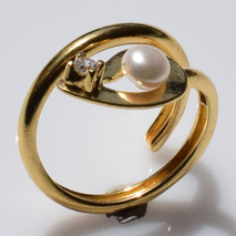 Χειροποίητο ασημένιο δαχτυλίδι 925ο δάκρυ σε χρυσή επιμετάλλωση με λευκά μαργαριτάρια και λευκά ζιργκόν IJ-010338B Εικόνα 3