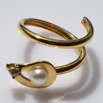 Χειροποίητο ασημένιο δαχτυλίδι 925ο δάκρυ σε χρυσή επιμετάλλωση με λευκά μαργαριτάρια και λευκά ζιργκόν IJ-010338B Εικόνα 4