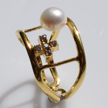 Χειροποίητο ασημένιο δαχτυλίδι 925ο σταυρός σε χρυσή επιμετάλλωση με λευκά μαργαριτάρια και λευκά ζιργκόν IJ-010353B Εικόνα 2
