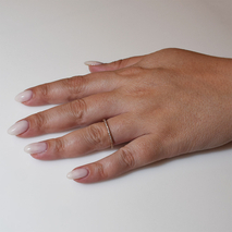 Χειροποίητο ασημένιο δαχτυλίδι βεράκι 925ο σειρέ σε ροζ χρυσή επιμετάλλωση με λευκά ζιργκόν IJ-010375C Εικόνα 5 στο χέρι