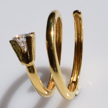 Χειροποίητο ασημένιο δαχτυλίδι 925ο σπιράλ σε χρυσή επιμετάλλωση με λευκά ζιργκόν IJ-010394B Εικόνα 2