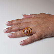 Χειροποίητο ασημένιο δαχτυλίδι 925ο δύο κύκλοι άπειρο σφυρήλατο σε χρυσή επιμετάλλωση με λευκά μαργαριτάρια και λευκά ζιργκόν IJ-010398B Εικόνα 5 στο χέρι