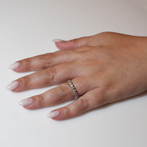 Χειροποίητο ασημένιο δαχτυλίδι βεράκι 925ο σειρέ σε ασημί επιμετάλλωση με λευκά ζιργκόν IJ-010400A Εικόνα 5 στο χέρι
