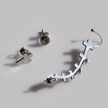 Σκουλαρίκια ατσάλινα (stainless steel) σετ των τριών που αγκαλιάζουν το αυτί ear climbers σταυροί με λευκούς κρυστάλλους σε ασημί χρώμα BZ-ER-00729 Εικόνα 3
