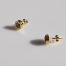 Σκουλαρίκια ατσάλινα (stainless steel) στρογγυλά καρφωτά με λευκούς κρυστάλλους σε χρυσό χρώμα BZ-ER-00743 Εικόνα 3