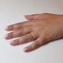 Χειροποίητο ασημένιο δαχτυλίδι βεράκι 925ο σειρέ σε χρυσή επιμετάλλωση με λευκά ζιργκόν IJ-010400B Εικόνα 5 στο χέρι