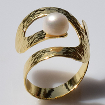 Χειροποίητο ασημένιο δαχτυλίδι 925ο σφυρήλατο σε χρυσή επιμετάλλωση με λευκά μαργαριτάρια IJ-010447B Εικόνα 3
