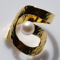Χειροποίητο ασημένιο δαχτυλίδι 925ο σφυρήλατο σε χρυσή επιμετάλλωση με λευκά μαργαριτάρια IJ-010447B Εικόνα 4