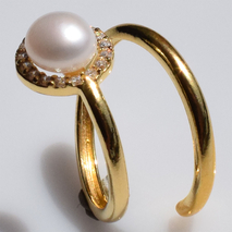 Χειροποίητο ασημένιο δαχτυλίδι 925ο σπιράλ σε χρυσή επιμετάλλωση με λευκά μαργαριτάρια και λευκά ζιργκόν IJ-010495B Εικόνα 2