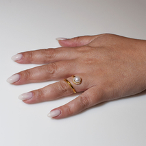 Χειροποίητο ασημένιο δαχτυλίδι 925ο σπιράλ σε χρυσή επιμετάλλωση με λευκά μαργαριτάρια και λευκά ζιργκόν IJ-010495B Εικόνα 5 στο χέρι