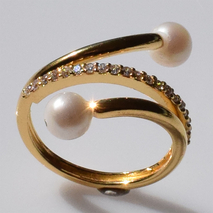 Χειροποίητο ασημένιο δαχτυλίδι 925ο σπιράλ σε χρυσή επιμετάλλωση με λευκά μαργαριτάρια και λευκά ζιργκόν IJ-010498B Εικόνα 3