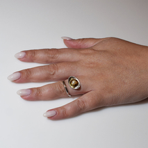 Χειροποίητο ασημένιο δαχτυλίδι 925ο σφυρήλατο σπιράλ μάτι σε ασημί και χρυσή επιμετάλλωση με λευκά μαργαριτάρια IJ-010500D Εικόνα 5 στο χέρι