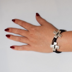 Bracelet faux bijoux brass crosses with black leather in silver color BZ-BR-00480 Image 2 worn in hand