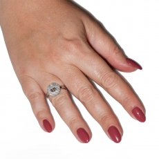 Δαχτυλίδι φο μπιζού ορείχαλκος μονόπετρο με λευκούς κρυστάλλους σε ασημί χρώμα BZ-RG-00451 Εικόνα στο χέρι