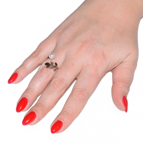 Δαχτυλίδι ατσάλινο (stainless steel) φύλο σε ροζ χρυσό χρώμα με πέρλες BZ-RG-00279 εικόνα 2 φορεμένο