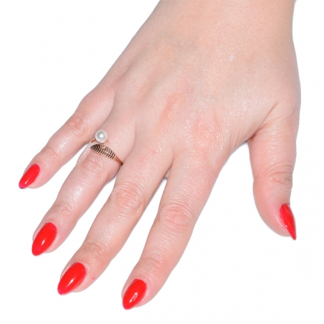 Δαχτυλίδι ατσάλινο (stainless steel) φύλλο σε ροζ χρυσό χρώμα με πέρλες BZ-RG-00288 εικόνα 2 φορεμένο