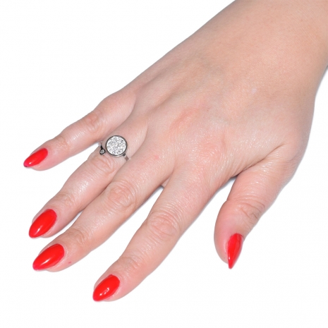 Δαχτυλίδι ατσάλινο (stainless steel) στρογγυλό σε ασημί χρώμα με κρυστάλλους BZ-RG-00291 εικόνα 2 φορεμένο