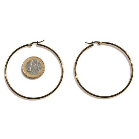 Σκουλαρίκια ατσάλινα (stainless steel) καρφωτά κρίκοι σε χρυσό χρώμα BZ-ER-00671 σύγκριση με νόμισμα 1 ευρώ