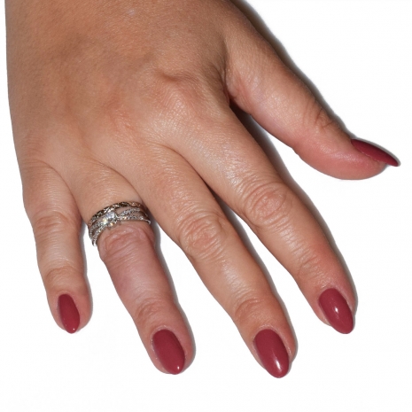 Δαχτυλίδι φο μπιζού ορείχαλκος βεράκι μονόπετρο με λευκούς κρυστάλλους σε ασημί χρώμα BZ-RG-00453 Εικόνα στο χέρι