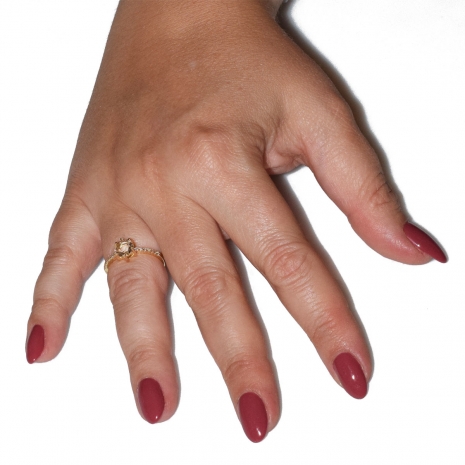 Δαχτυλίδι φο μπιζού ορείχαλκος μονόπετρο με λευκούς κρυστάλλους σε χρυσό χρώμα BZ-RG-00456 Εικόνα στο χέρι