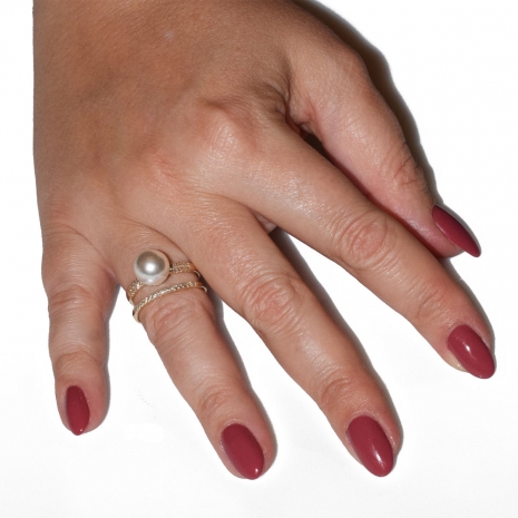 Δαχτυλίδι φο μπιζού ορείχαλκος με πέρλες και λευκούς κρυστάλλους σε χρυσό χρώμα BZ-RG-00458 Εικόνα στο χέρι