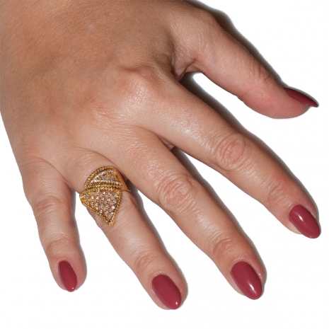 Δαχτυλίδι φο μπιζού ορείχαλκος μακρύ με λευκούς κρυστάλλους σε χρυσό χρώμα BZ-RG-00460 Εικόνα στο χέρι