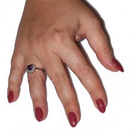 Δαχτυλίδι φο μπιζού ορείχαλκος μονόπετρο καρδιά με μωβ κρυστάλλους σε ασημί χρώμα BZ-RG-00467 Εικόνα στο χέρι