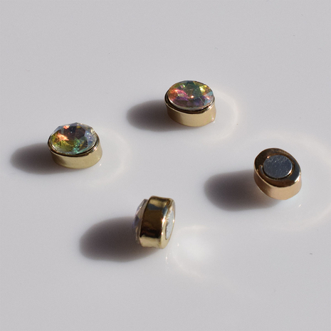 Σκουλαρίκια φο μπιζού ορείχαλκος με ιριδίζοντες κρυστάλλους σε χρυσό χρώμα με μαγνήτες BZ-ER-00714 Εικόνα 3