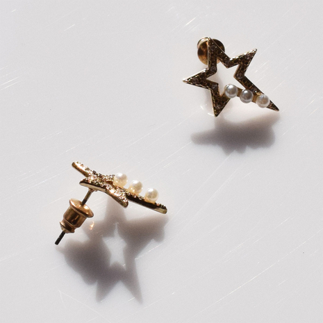 Σκουλαρίκια φο μπιζού ορείχαλκος αστέρια καρφωτά με λευκές πέρλες και λευκούς κρυστάλλους σε χρυσό χρώμα BZ-ER-00725 Εικόνα 2